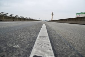 Schiersteiner Brücke: Blick über die leere A643 auf den aus Mainz kommenden Verkehr. Archivbild: Volker Watschounek