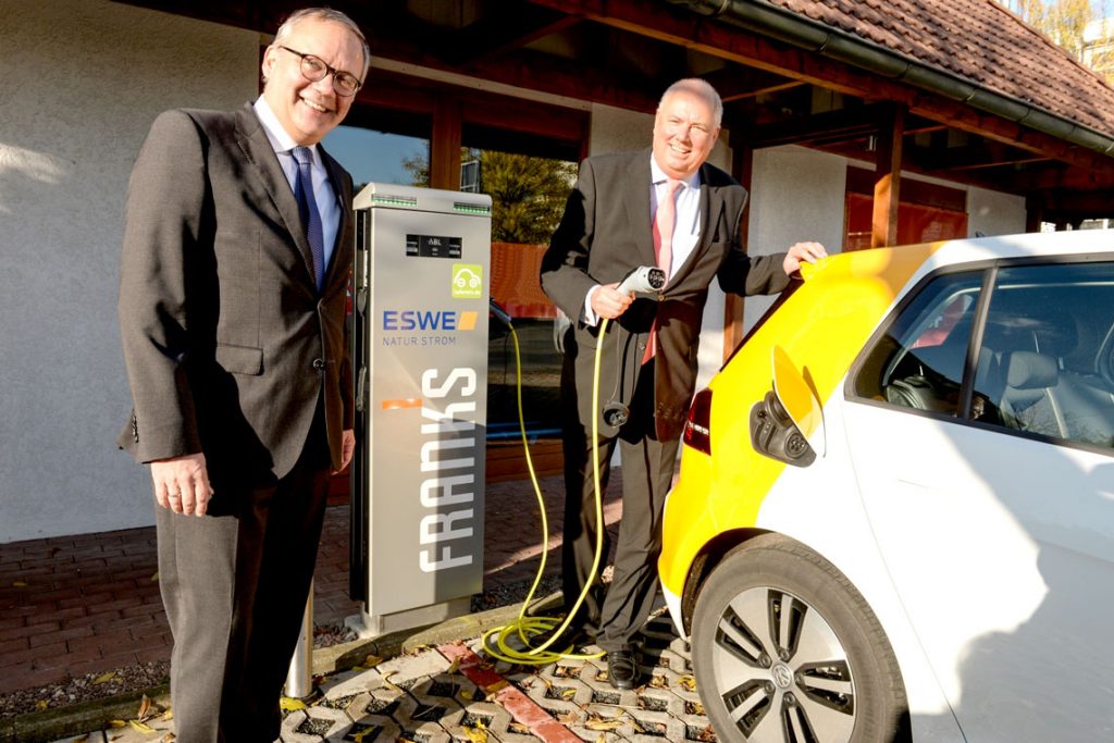 Bei der Eröffnung der neuen Ladesäulen: ESWE-Vorstandsvorsitzender Ralf Schodlok (l.) und FRANKS-Geschäftsführer Mario Zaleski Bild: Paul Müller