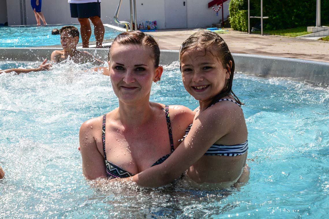 Wasserspaß im Freibad Kleinfeldchen: Strömungskanal, Whirlliegen und Bodenblubber. ©2018 Volker Watschounek