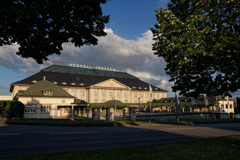 Der Hauptsitz der Henkell & Co. Sektkellerei in der Biebricher Straße im Abendlicht. ©Ralf Brinkmann