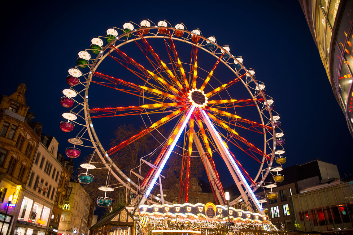 Winterstubb und Riesenrad auf dem Mauritiusplatz in Wiesbaden. ©2018 Pressebild