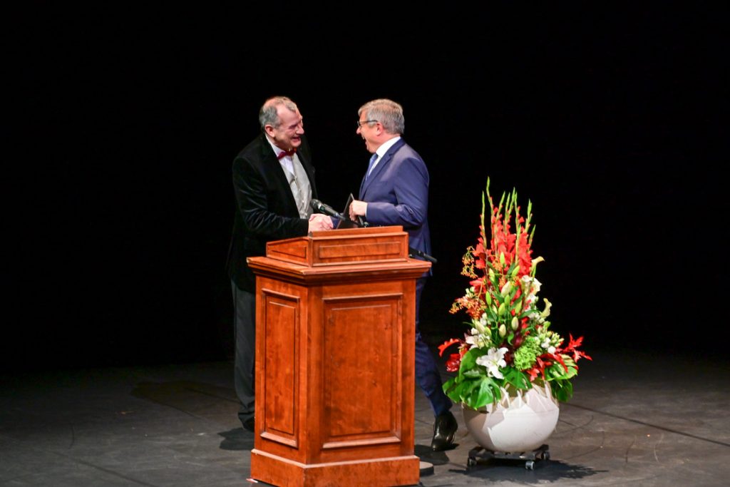 Oberbürgermeister Gert-Uwe Mende gratuliert Intendant Uwe-Eric Laufenberg.