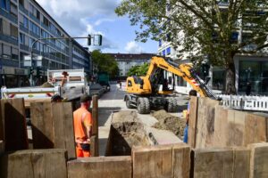 Blick in die Burgstraße auf Baugrube mit Bagger. ©2019 Volker Watschounek