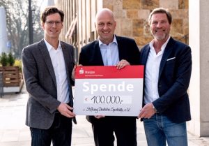 Scheckübergabe, Gordon Sonett, Oliver Raun und Andreas Steinbauer.