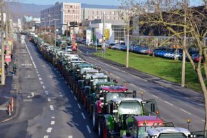 Weit über 1000 Bauern legen mit Ihren Traktoren die Mainzer Straße lahm. ©2019 Volker Watschounek