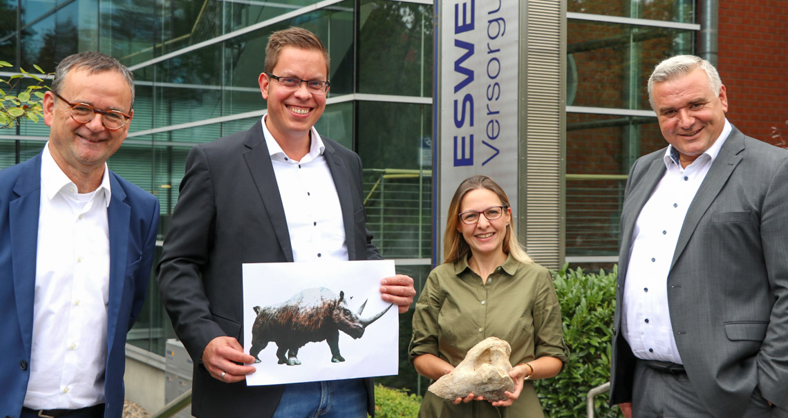 Das Technik-Team von ESWE mit dem Knochenfund (v. r.): Jörg Höhler (Vorstand ESWE Versorgungs AG), Hülya Kilicsoy (Vorstandssekretariat), Florian Neubauer (Leiter Netzbau und Betrieb) und Jürgen Pilz (Hauptabteilungsleiter Technik).