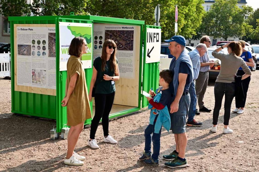 Lilian Hurth und Nina Mans vin Seiten der Stadt im Gespräch mit Malte Schweiger. Foto: Volker Watschounek