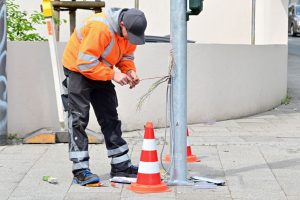 Zukünftige digitale Verkehrssteuerung. Arbeiten an Ampelanlage.