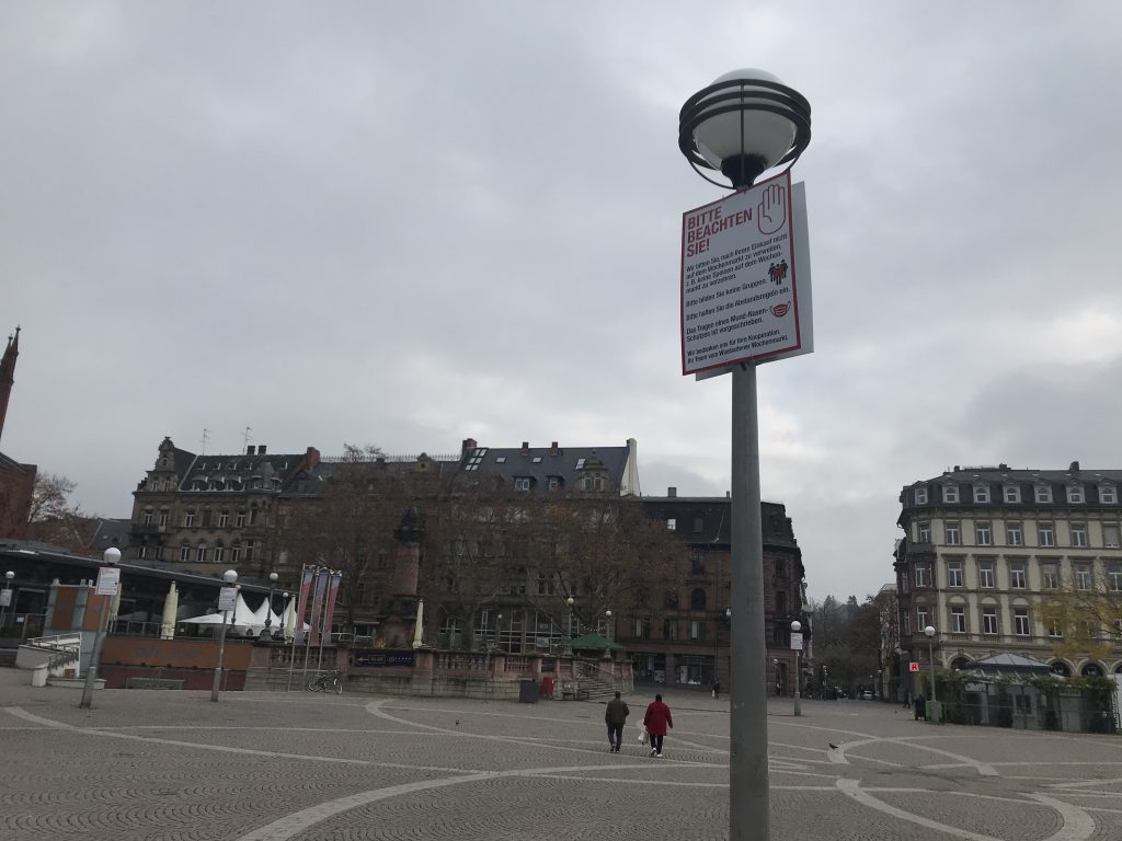 Hinweisschilder in der Innenstadt sind rar gesäht. Am Dern'schen Gelände hängen sie sehr hoch. Sie stammen aus der Zeit, in der die Maskenpflicht auf dem Markt eingeführt wurde.