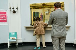 Kasse im Foyer des Hessischen Staastheaters, Kunden kaufen Karten