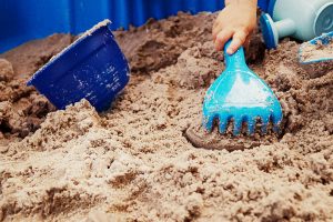Altöl im Sandspielbereich des Kinderspielplatzes