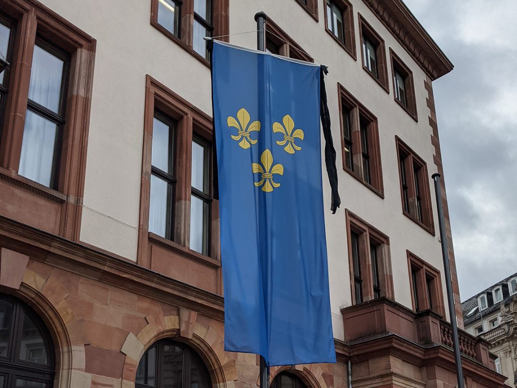 Für Hans-Martin Kessler: Wiesbaden Fahne mit Trauerflor vor dem Rathaus