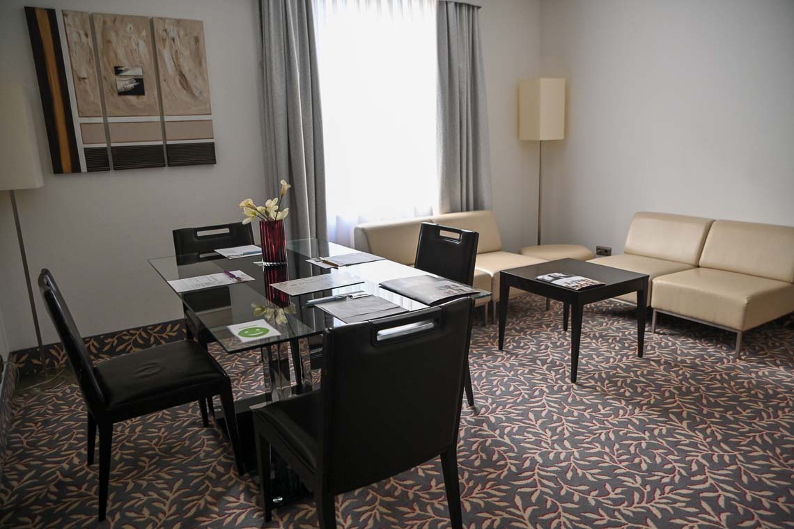 Besprechungszimmer für vier Personen im Hotel.