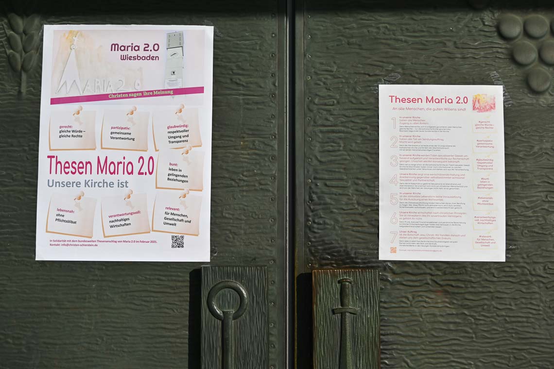 Elisabeth Kessels und Christia Kahlen-Pappas hängen die Thesen auf. Foto: Volker Watschounek