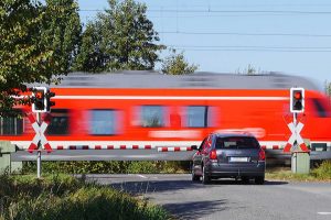 Bahnübergang ©2021 Erich Westendarp auf Pixabay 