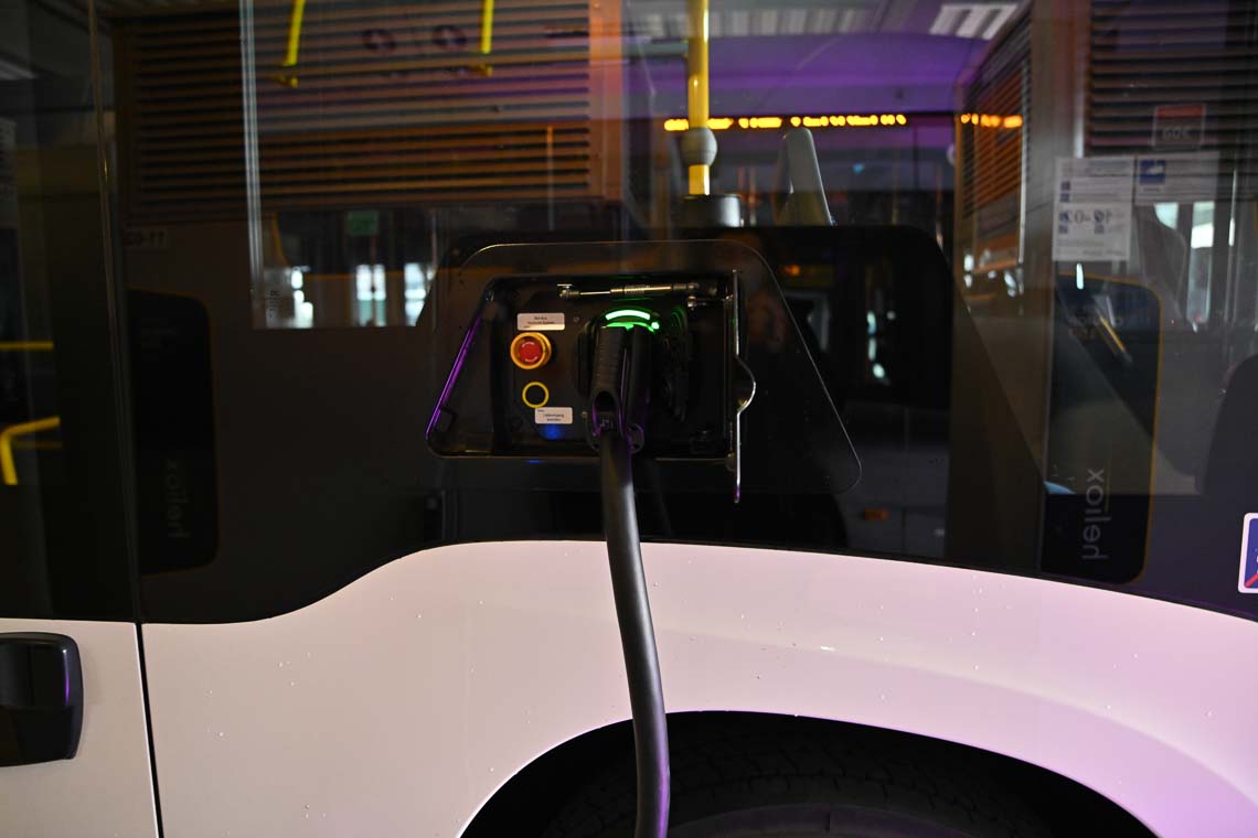 Einen Linienbus tankt Strom