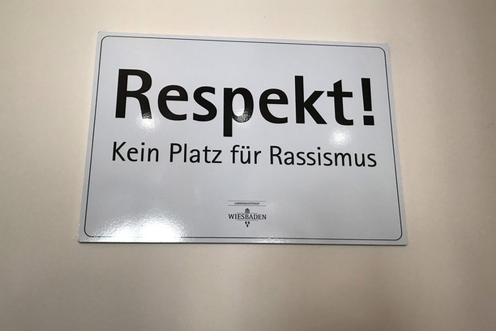 Schild für Respekt und gegen Rassismus im Rathaus