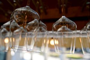 Weingläser am Weinprobierstand