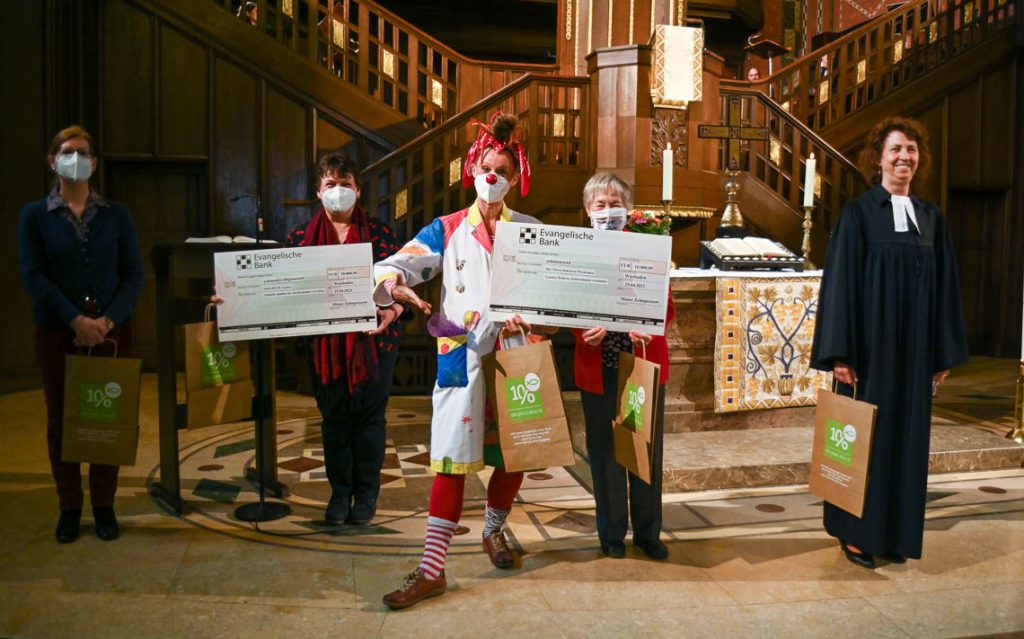 10 Prozent Danke Gottesdienst Lutherkirche, auch die Clowndoktoren haben einen Scheck erhalten Foto: Volker Watschounek