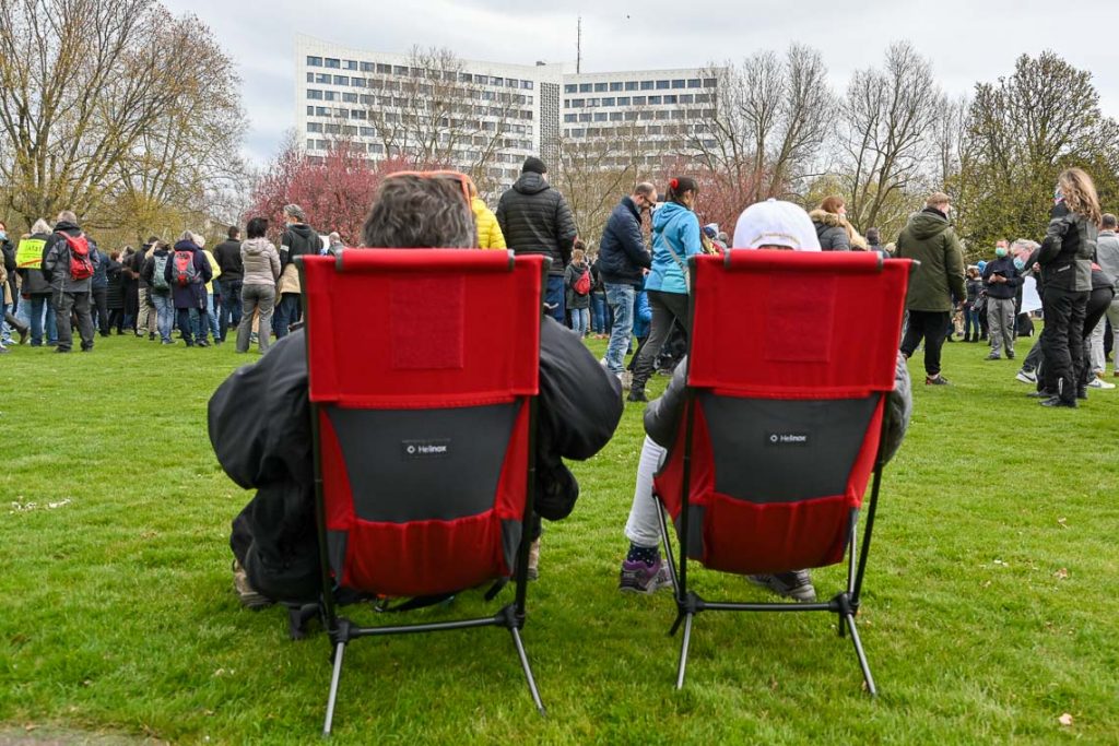 Die Reisinger Anlage fest in der Hadn der Querdenker. Die Gegendemo formiert sich auf dem Bahhofsvorplatz.