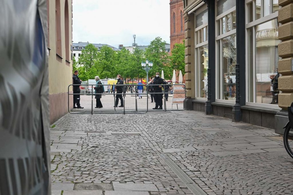 Die Polizei n sichert die Bannmeile um den Hessischen Landtag ab.