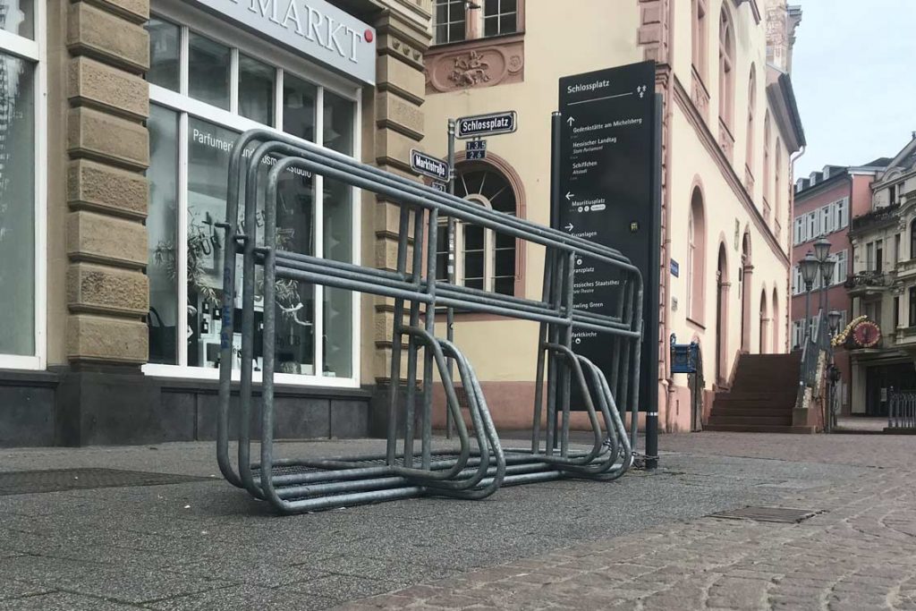 Absperrgitter Ecke Marktstraße/Schlossplatz in Wiesbaden.