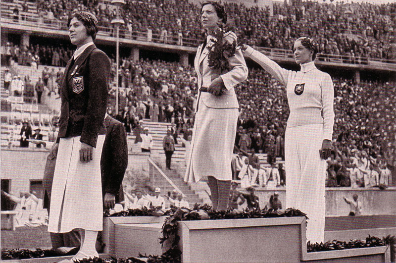 Helene Mayer (rechts) bei der Siegerehrung 1936 gemeinsam mit Ellen Preis (links) und Ilona Elek (Mitte) ©2021 Autor unbekannt - Gemeinfrei
