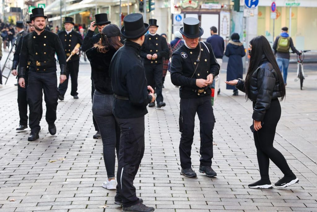 Schornsteinfeger sprechen Menschen an und bringen Glück
