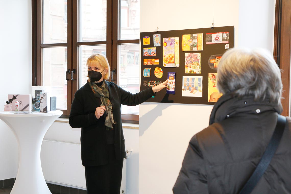 Rosemarie Klos-Rau führt durch die Ausstellung im Foyer des Wiesbadener Rathauses.