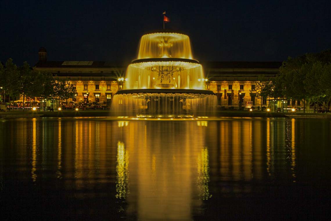 Kurhaus Wiesbaden mit Wasserspiel am Brunnen