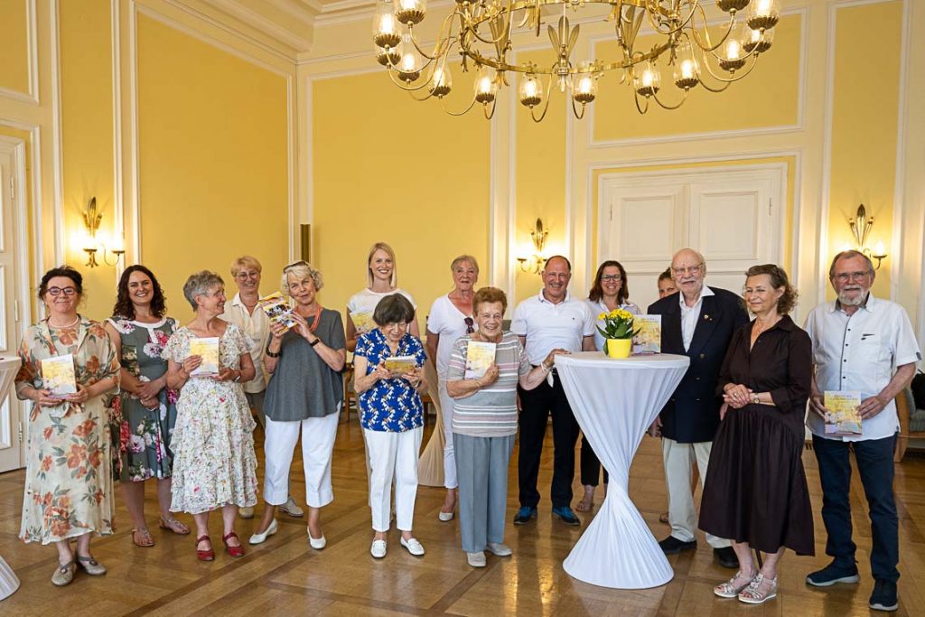 Glücksgeschichten: Elisabeth Mesghouni-Schreiber, Stefanie Belz, Inge Urban, Karin Eichhorn, Rita Vonderau, Dr. Marlis Radke-Stegh, Sonja Treffeisen (hinten), Gerda Röhrig, Yvonne Herget (hinten), Ahmed Sars, Nadja Kirchner, Werner Voss, Meanie Kustra (hinten), Michaela Frölich, Christoph zu Nieden Foto: Volker Watschounek