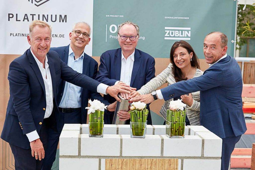 Folke Mühlhölzer (HA Hessen Agentur), Tarek Al-Wazir (Hessischer Staatsminister), Klaus Kirchberger (OFB Projektentwicklung), Günseli Güler (Neumann Architekten), Stephan von der Heyde (ZÜBLIN)