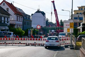 Die Brücke der Bahnlinie wird erneuert. Die Durchfahrt ist gesperrt. Autofahrer werden über Biuerstadt, Igstadt zurück nach Erbenheim und auf die andere Seite der Gleise geeitet.