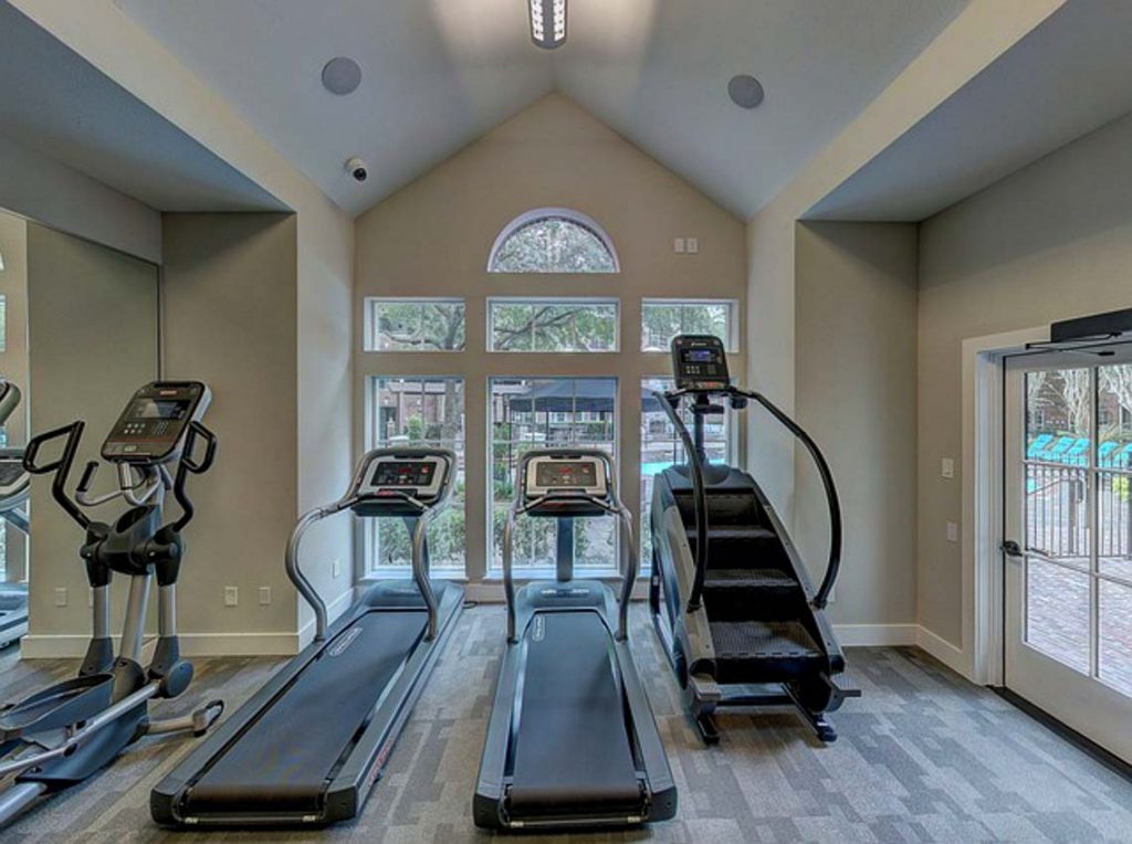 Egal ob in einem speziellen Fitnessraum, im Arbeitszimmer oder neben dem Fernseher oder Wintergarten – der Standort des Fitnessgerätes hat vor allem etwas mit der Motivation zu tun. ©2022 SEO2b