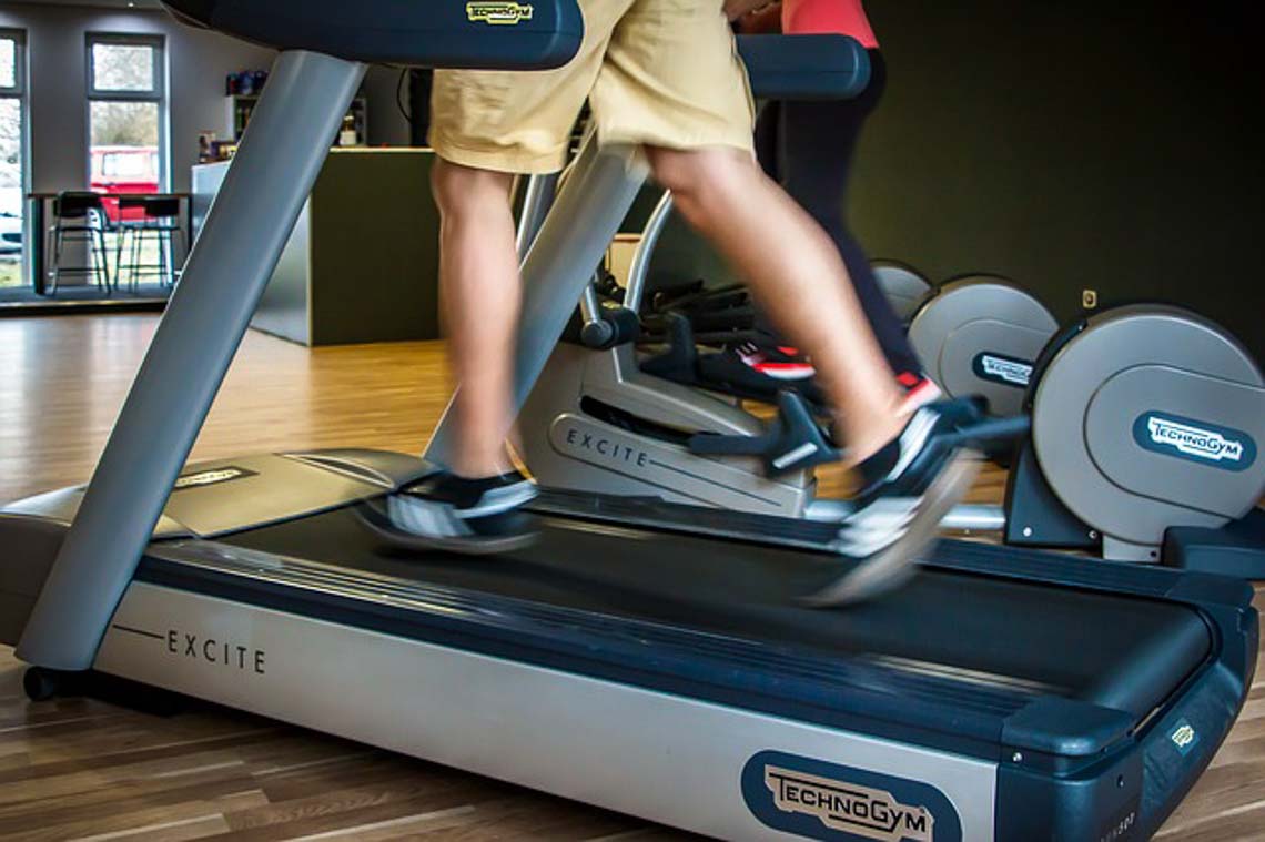 Besonders beliebte Cardio-Geräte sind das Laufband und das Fahrrad, je nachdem wo die Vorlieben des Anwenders liegen. ©2022 SEO2b