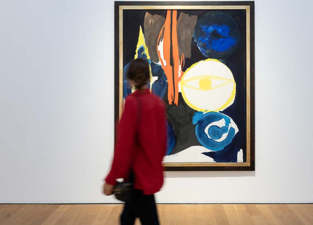 Besucherin in der Ausstellung. © Ernst Wilhelm Nay Stiftung, Köln ⁄ VG Bild-Kunst, Bonn 2022, Foto: Museum Wiesbaden / Bernd Fickert