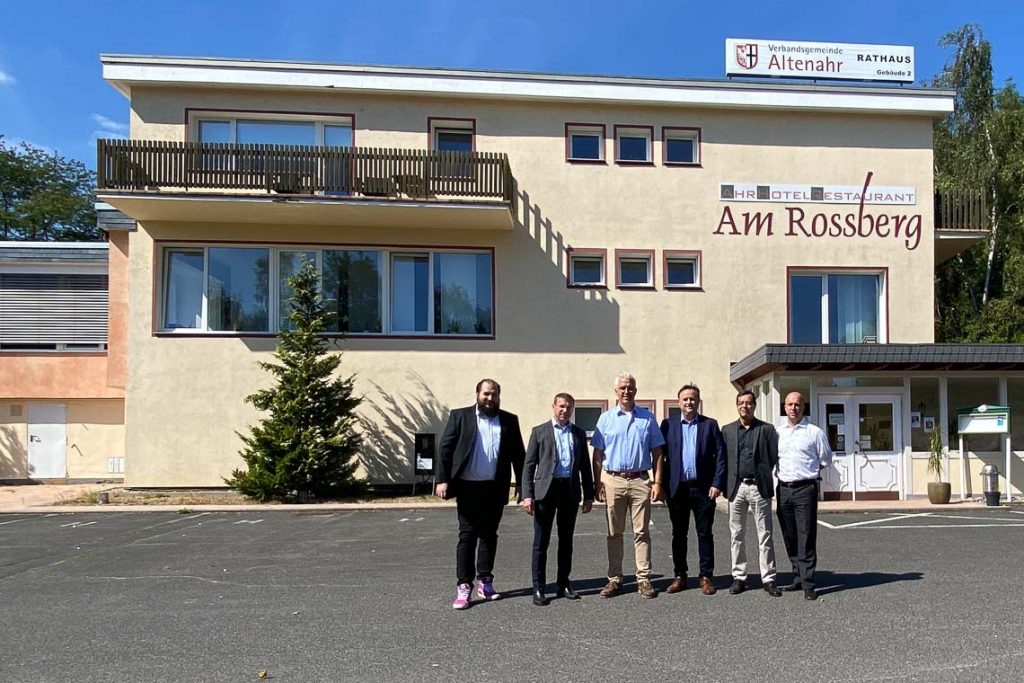 Martin Brack (Geschäftsführer Julius Berger International), Felix Kamprath (Projektleiter Julius Berger International), Dr. Peer Lubasch (Vorsitzender der Geschäftsführung Julius Berger International), Dominik Gieler (Bürgermeister der Verbandsgemeinde Altenahr), Olaf Heimermann (Hauptverantwortlicher Projektleiter Julius Berger International),