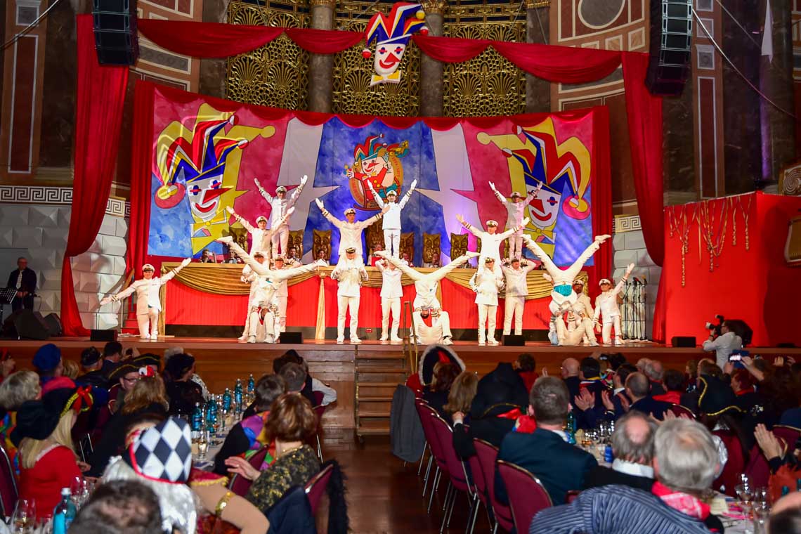 Riesling Gala im Kurhaus Wiesbaden. Männerballett auf der Bühne-