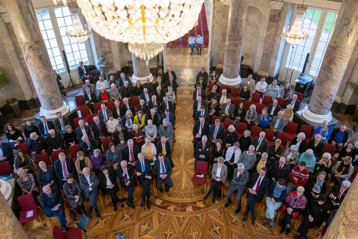 Blick in der Rotunde von Schloss Biebrich hinunter auf die Gäste des Neujahrsempfang.