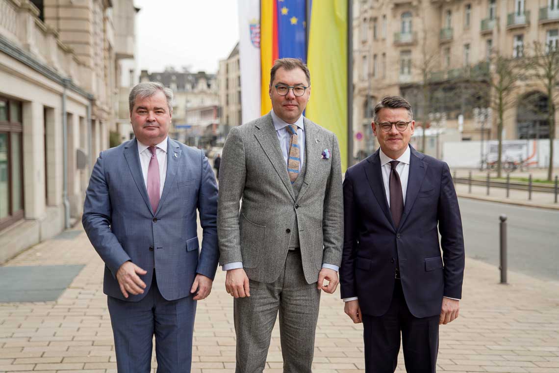 Im Bild Ministerpräsident Boris Rhein empfing den Botschafter der Ukraine in Deutschland, Oleksii Makeiev (mitte), in der Hessischen Staatskanzlei. Begleitet wurde er von dem ukrainischen Generalkonsul in Frankfurt, Vadym Kostiuk (links). ©2023 Staatskanzlei