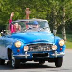 Auto fahren im alter, zwei Senioren sind mit ihrem Oldtimer unterwegs.