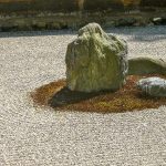Schottergarten, exemplarisch mit grün in der Mitte. Das ist nicht mehr erlaubt!