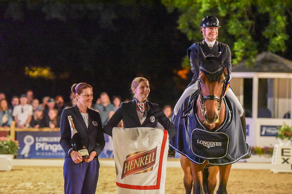 Isabell Werth genoss jeden Augenblick mit den Zuschauern während Ihres Ritts bei der LONGINES Grand Prix Kür presented by Henkell