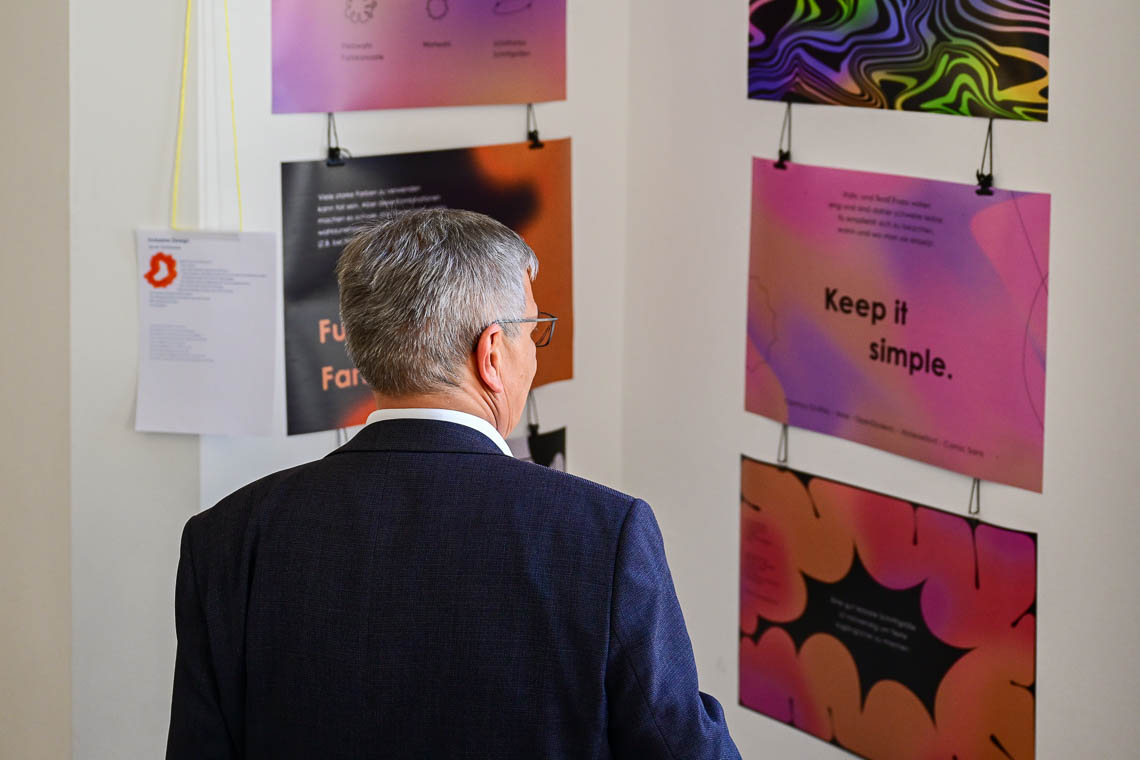 Gert-Uwe Mende in der Ausstellung