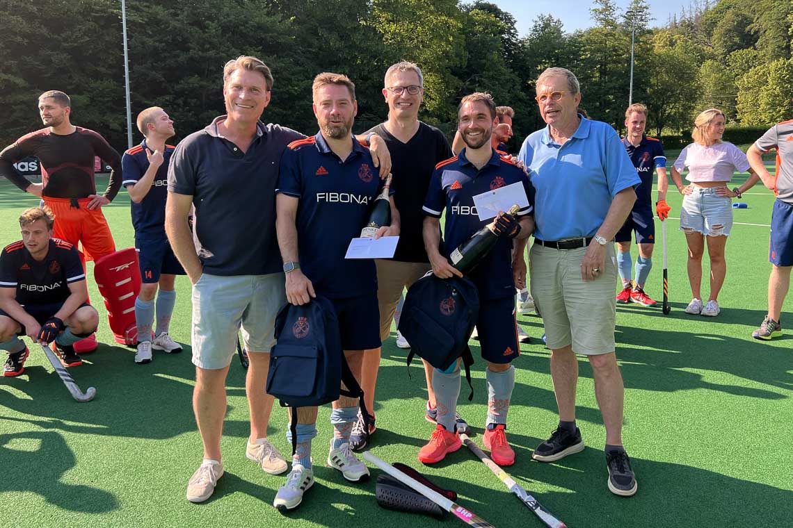 Alexander Kamp (Sportlicher Leiter WTHC), Sebastian Feller, Till Kowalczek (Abteilungsleiter Hockey WTHC), Felix Wild und Axel Dahm (Präsident WTHC) (v.l.n.r.)