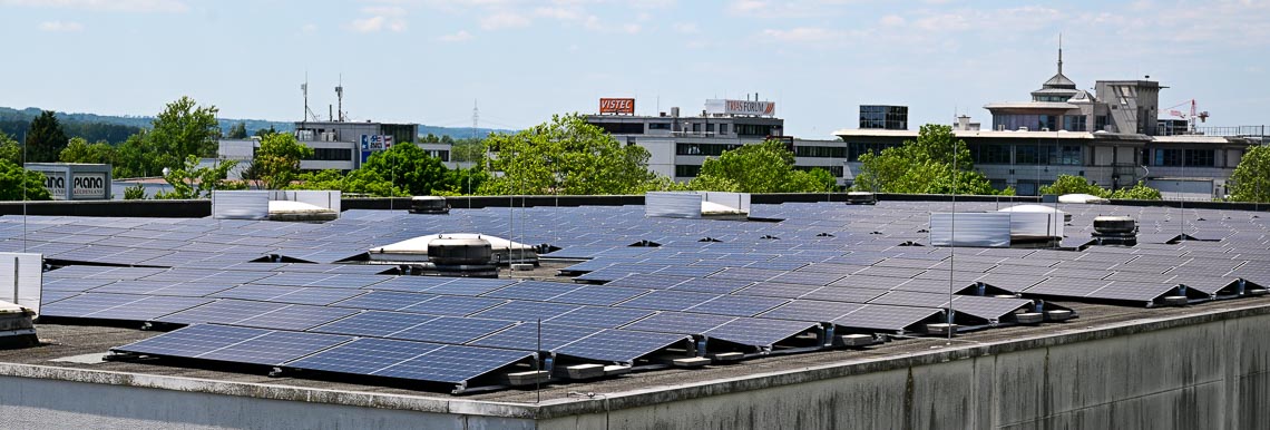 Solarzellen auf der Lagerhalle von Panasonic