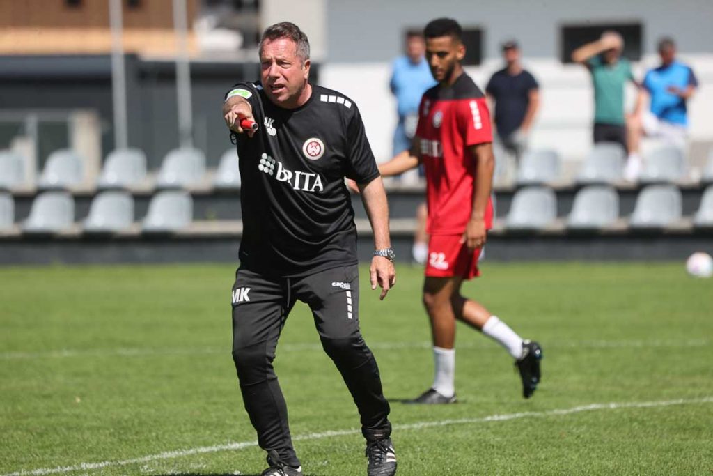 Trainer Markus Kauczinski im Trainingslager auf dem Platz gibt Anweisungen.
