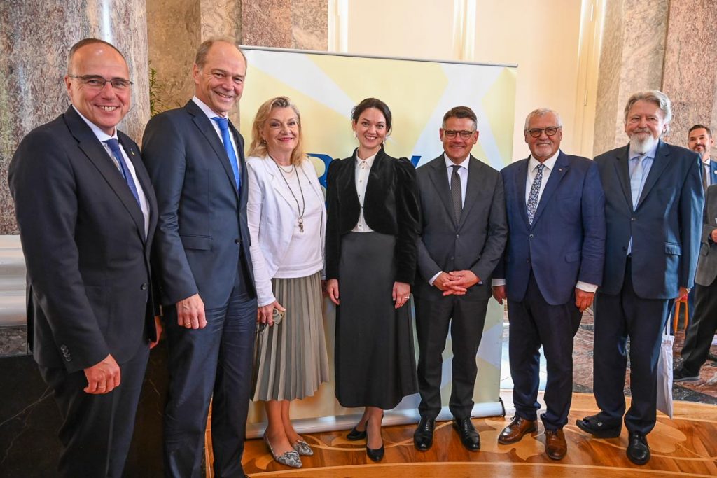 Ehrengäste: (v.l.) Hessischer Minister des Innern und für Sport Peter Beuth MdL, Stadtverordnetenvorsteher der Landeshauptstadt Wiesbaden Dr. Gerhard Obermayer, Landesbeauftragte für Heimatvertriebene und Spätaussiedler Margarete Ziegler-Raschdorf, Vorsitzende des Verbandes der Deutschen in Lettland Ilze Garda, Hessischer Ministerpräsident Boris Rhein, BdV-Landesvorsitzender Siegbert Ortmann, BdV-Präsidiumsmitglied Milan Horácek