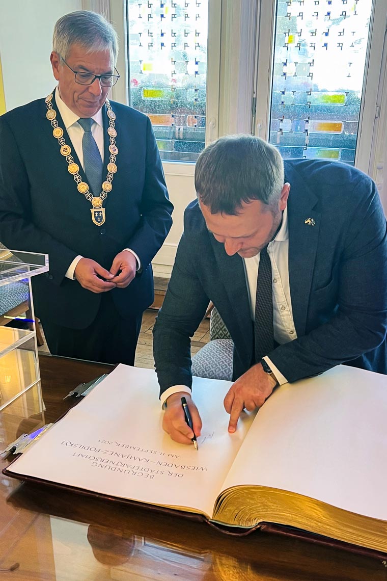 Oberbürgermeister Gert-Uwe Mende und der Bürgermeister der ukrainischen Partnerstadt Kamjanez-Podilskyj, Mykhailo Positko
