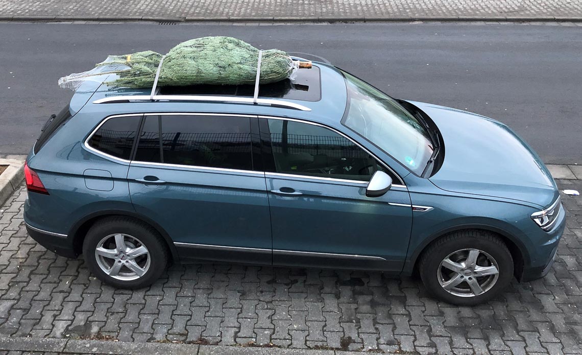 Beim Transport auf dem Dach muss der Weihnachtsbaum mit Spanngurten richtig gesichert werden / Presseinformation des ADAC Hessen-Thüringen e. V.